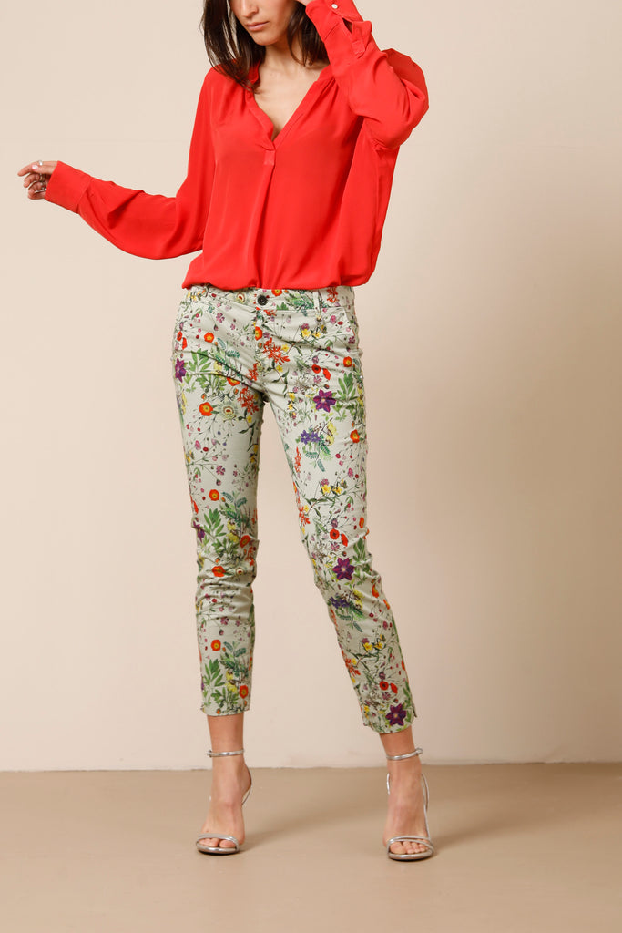 Jaqueline Capri woman chino pants in cotton with floral pattern curvy
