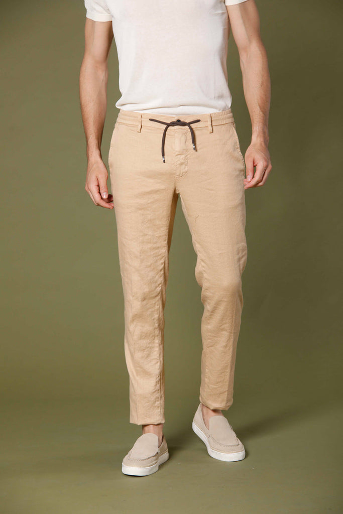 Immagine 1 di pantalone chino jogger uomo in lino e cotone color kaki scuro modello Milano Jogger di Mason's