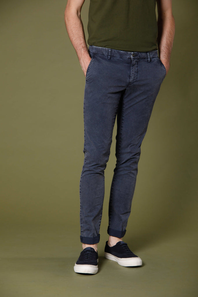 Immagine 1 di pantalone chino uomo in twill stretch color blu navy modello Milano Style Essential di Mason's