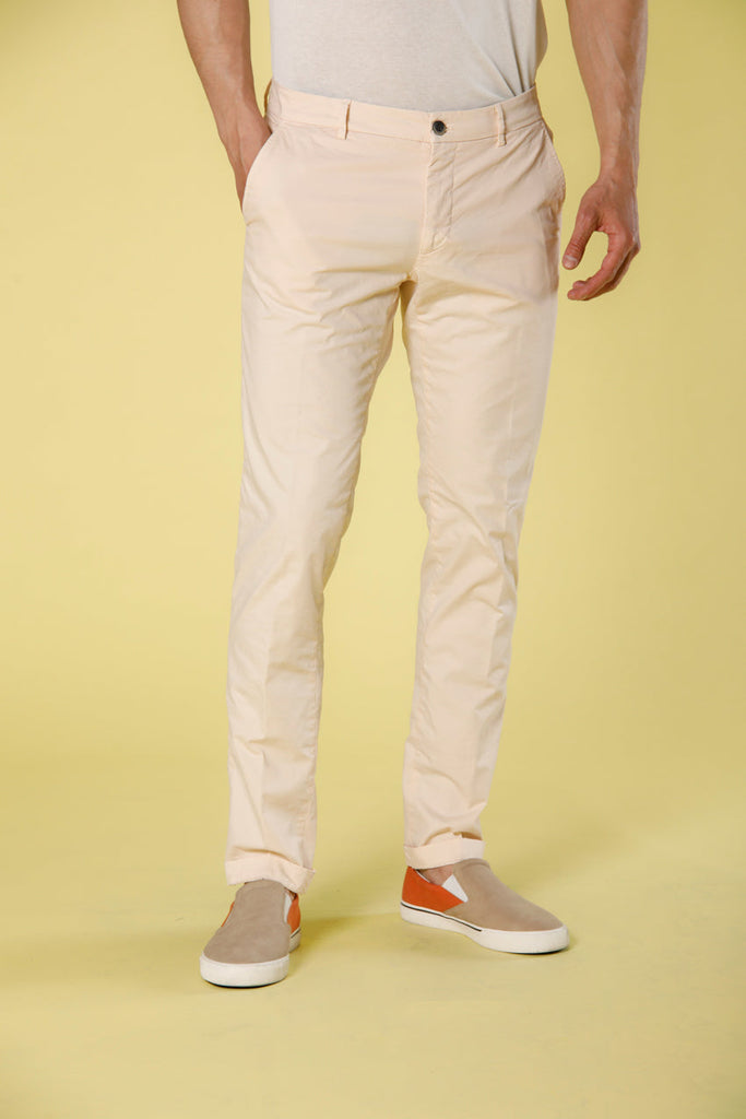 Immagine 1 di pantalone chino uomo in gabardina stretch rosa pastello modello Milano Style di Mason's