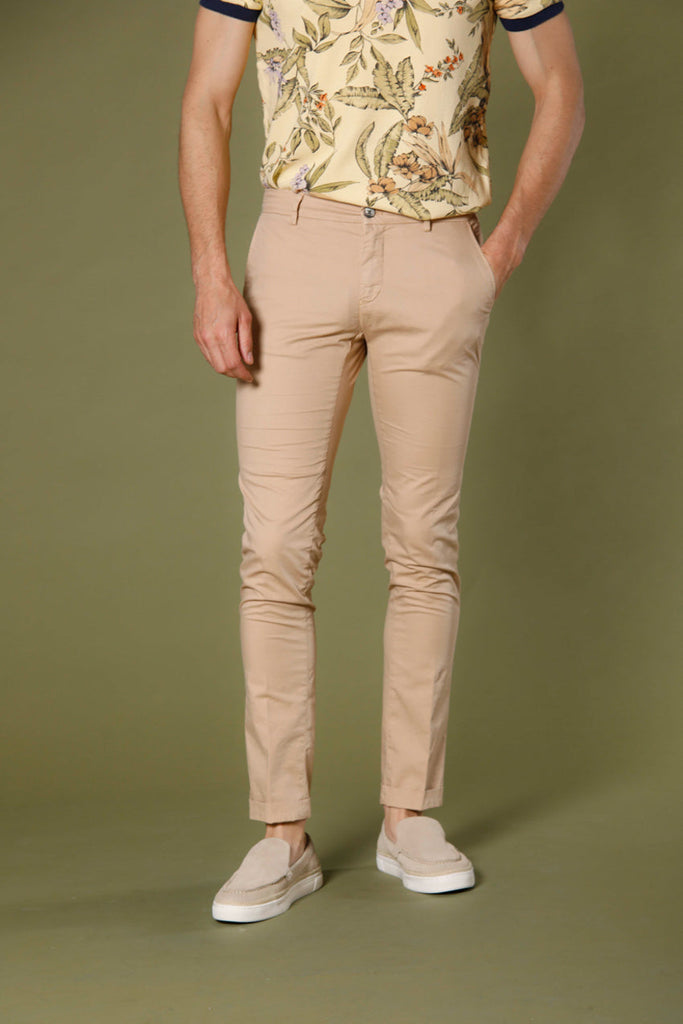 Immagine 1 di pantalone chino uomo in gabardina stretch color kaki scuro modello Milano Style di Mason's