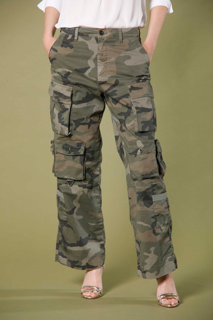 Immagine 1 di pantalone cargo donna in twill di cotone on stampa camouflage verde militare modello New Hunter di Mason's