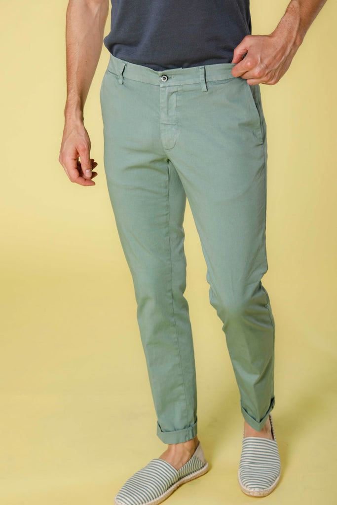 Immagine 1 di pantalone chino da uomo in raso stretch verde menta modello New York di Mason's