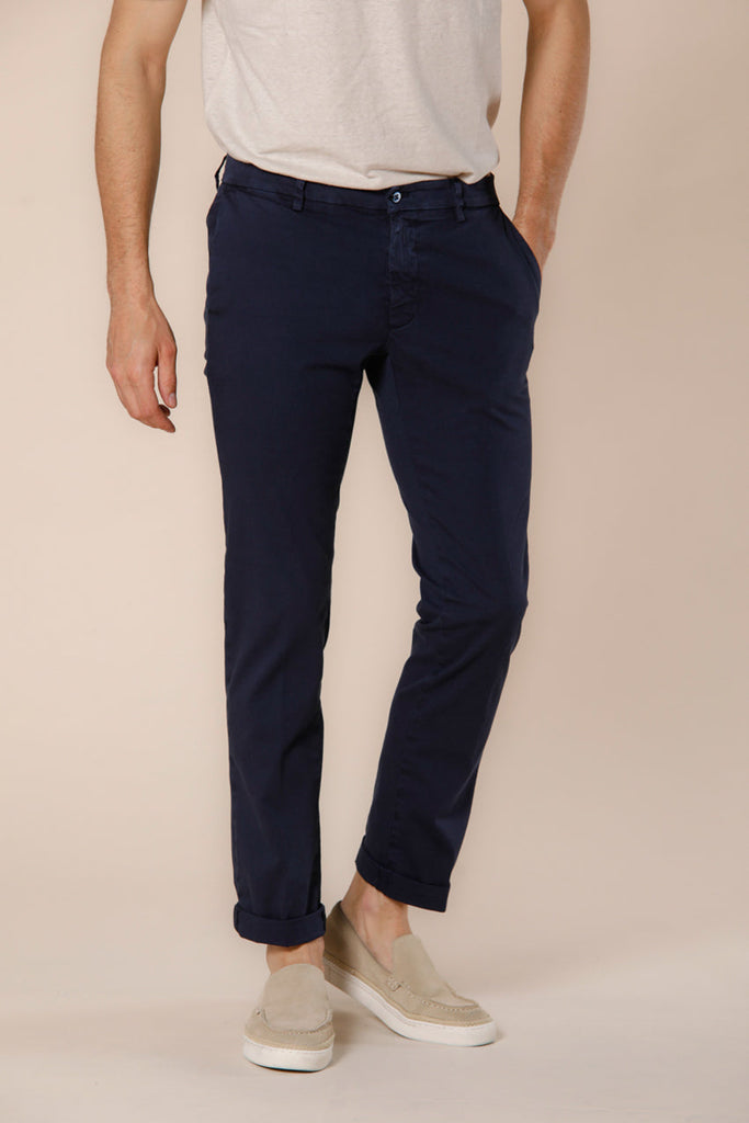 Immagine 1 di pantalone chino da uomo in raso blu navy modello New York di Mason's