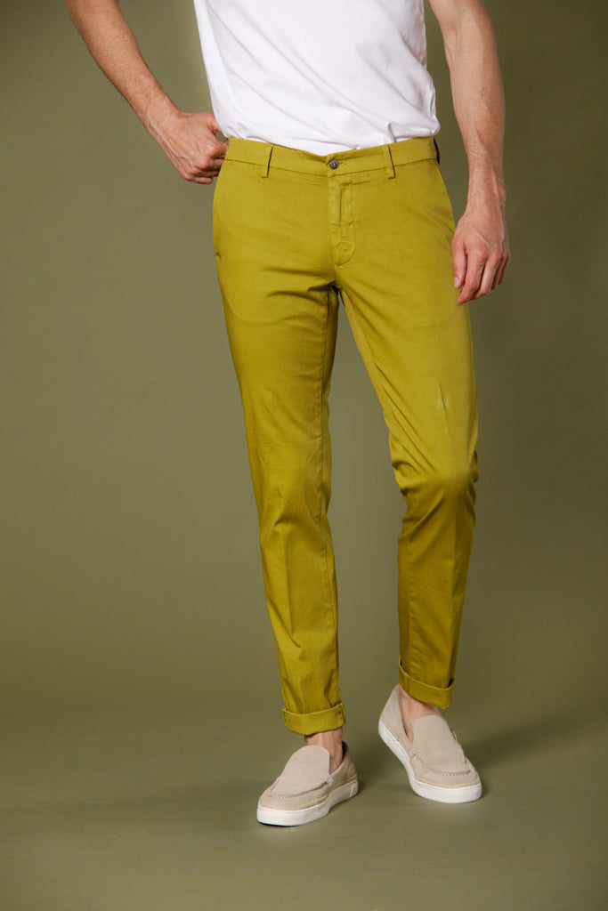 Immagine 1 di pantalone chino uomo in raso stretch verde lime modello New York di Mason's