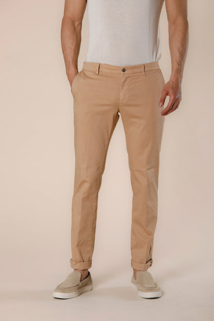 Immagine 1 di pantalone chino uomo in raso stretch color kaki scuro modello New York di Mason's
