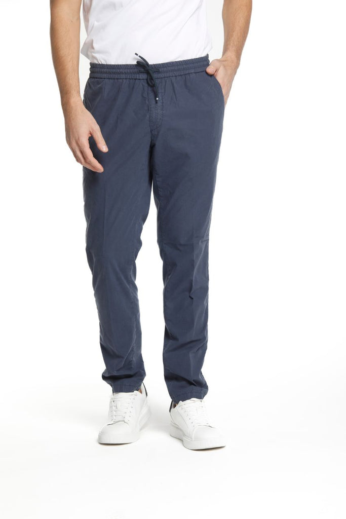Immagine 1 di pantalone chino jogger uomo in tencel e cotone blu navy modello New York di Mason's