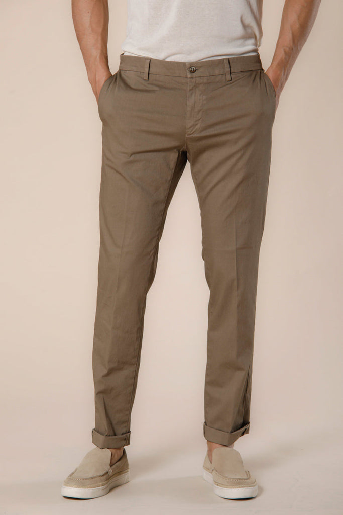 Immagine 1 di pantalone chino uomo in raso stretch color stucco scuro regular