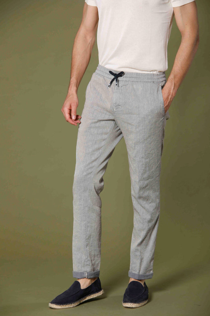 Immagine 1 di pantalone chino jogger uomo in lino e cotone color stucco modello New York Sack di Mason's